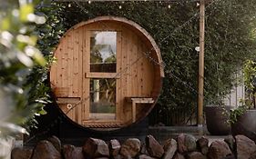 Valley View Home - Barrel Sauna, Woodfired Pizza Oven, Firepit, Kids Playset
